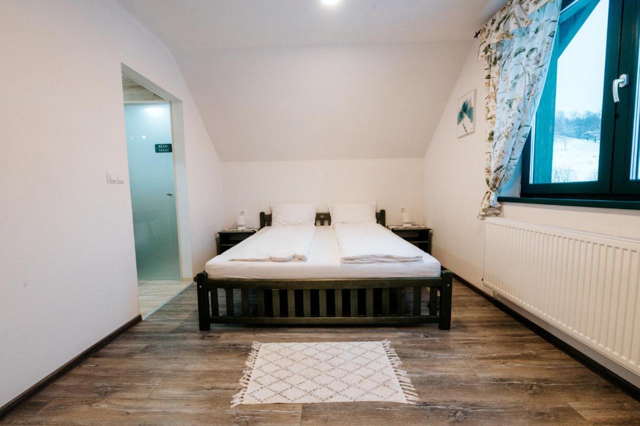Kadarhaz Bed & Breakfast เวเลซา ภายนอก รูปภาพ