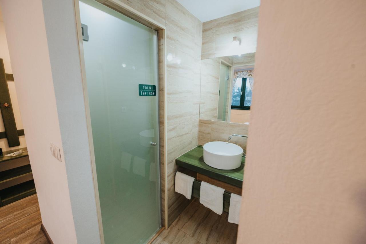 Kadarhaz Bed & Breakfast เวเลซา ภายนอก รูปภาพ